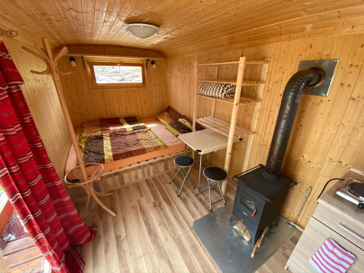 Maringotka Na Samote Na Kozi Farme Hotel Pobezovice Ngoại thất bức ảnh